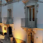 Del Lauro فندق